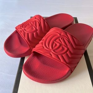 Women’s Gucci rubber slides size 36♥️